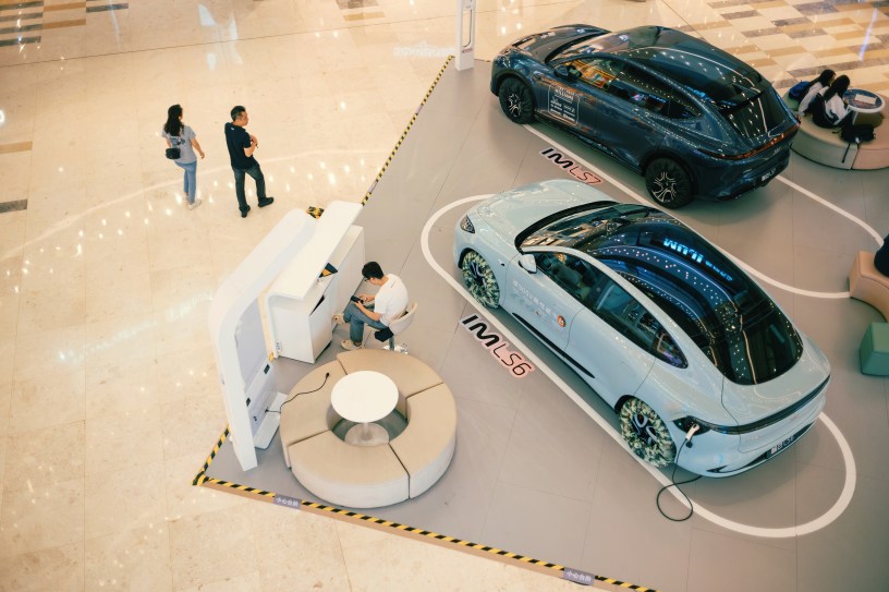 Photo of an EV selling stand in a Chinese Mall